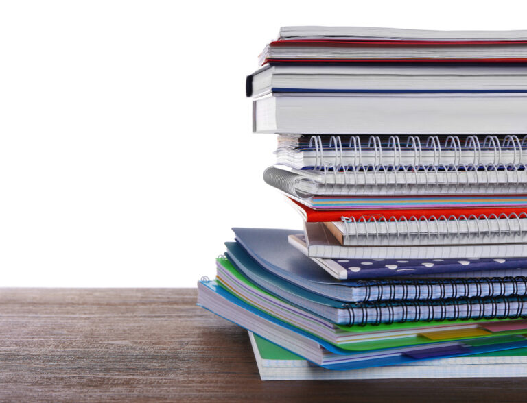 Pilha de cadernos e livros.