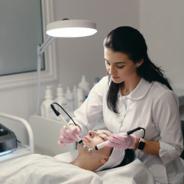 Biomédico na estética avançada: atuação, diferença para o esteticista e o caminho de formação