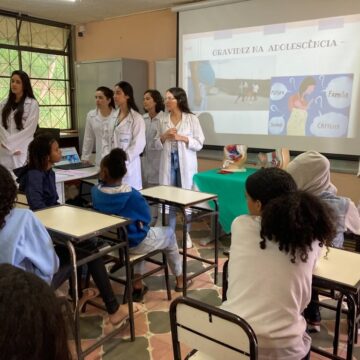 Alunos de Medicina do UNIFAGOC promovem ações educativas em escola estadual de Ubá