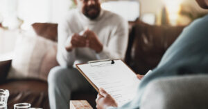 Profissional da saúde mental realiza atendimento com paciente durante sessão de terapia.