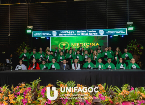 Novos médicos recebem diploma em cerimônia de colação de grau da Turma 13 do UNIFAGOC