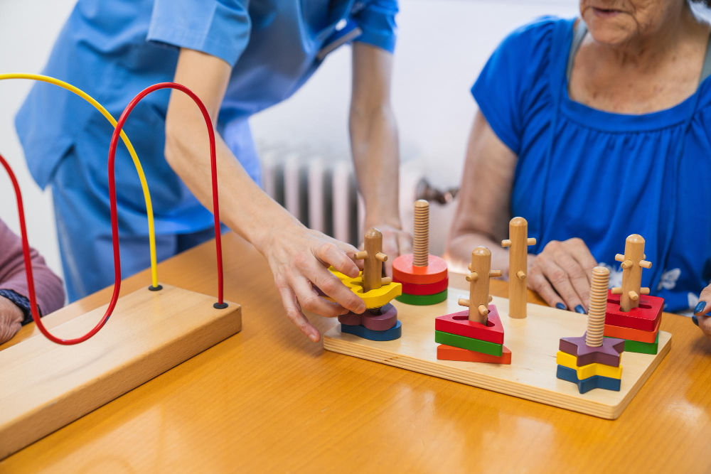 Mulher segurando dobra de pele na região abdominal.