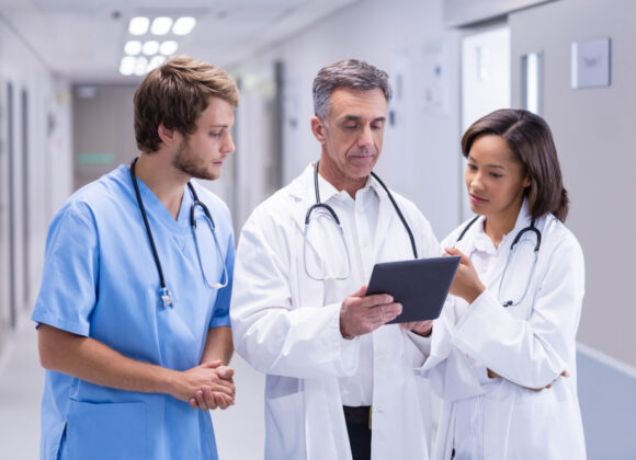Como escolher a especialidade médica: o que considerar além do salário e da concorrência