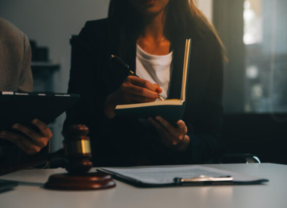 Advocacia ou concurso público: o que leva os formados em Direito a escolher um caminho ou outro?