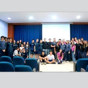 Pró-reitor e acadêmico de Medicina do UNIFAGOC participam do Projeto Profissões no Colégio Sagrado Coração de Maria, em Ubá