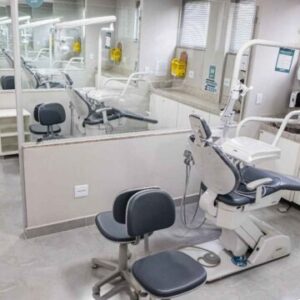 Consultório odontológico com cadeira e equipamentos prontos para atendimento.