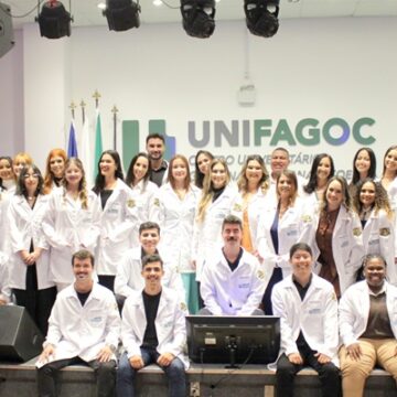 Entrega de jalecos marca nova etapa na formação dos alunos de Psicologia do UNIFAGOC