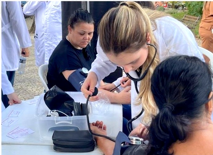 Projeto de extensão dos alunos do 3° período de Medicina promove avaliação da saúde cardiovascular na Praça São Januário