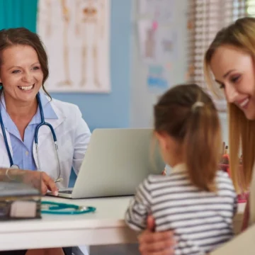 Pediatria: atuação, formação e caminhos na segunda maior especialidade médica do Brasil