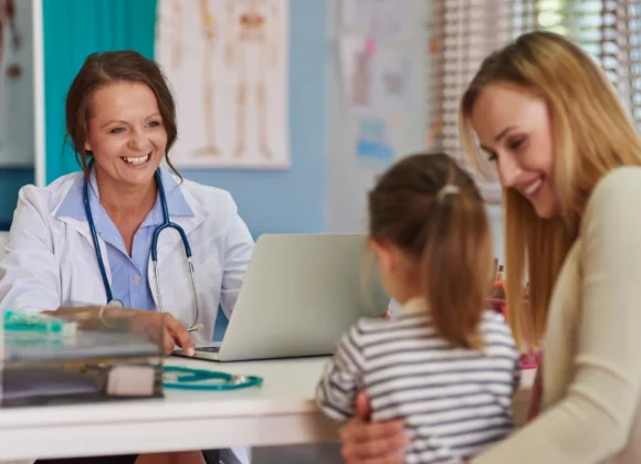 Pediatria: atuação, formação e caminhos na segunda maior especialidade médica do Brasil
