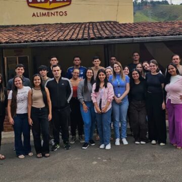 Alunos da Escola de Negócios e do curso de Nutrição realizam visita técnica na Pif Paf Alimentos