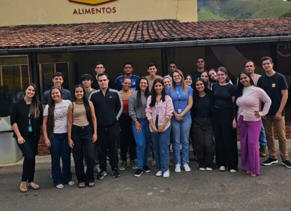 Alunos da Escola de Negócios e do curso de Nutrição realizam visita técnica na Pif Paf Alimentos