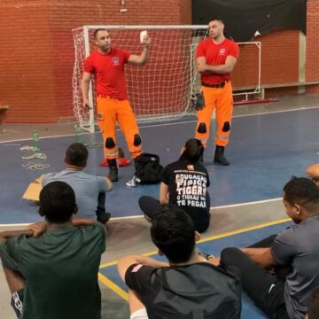 Alunos de Educação Física participam de treinamento sobre atividades Outdoor com bombeiros militares