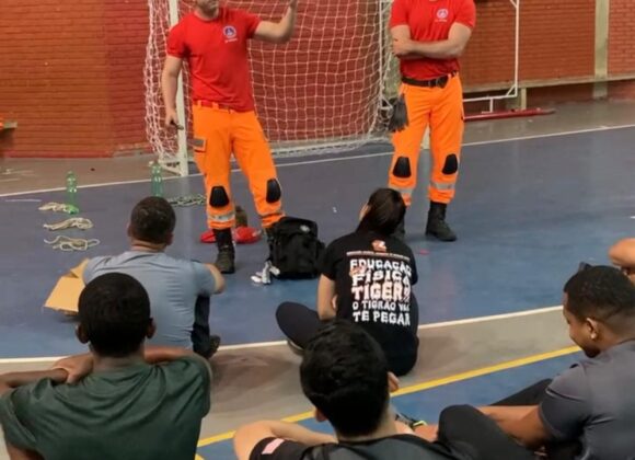 Alunos de Educação Física participam de treinamento sobre atividades Outdoor com bombeiros militares