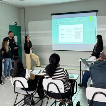 Alunos da Administração UNIFAGOC apresentam estudo de caso com dados reais de empresa parceira