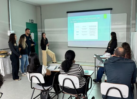 Alunos da Administração UNIFAGOC apresentam estudo de caso com dados reais de empresa parceira