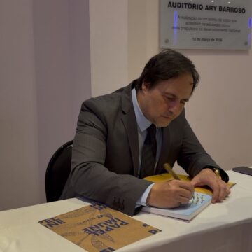 Professor Braz Durso lança livro no UNIFAGOC e reforça protagonismo internacional na odontologia