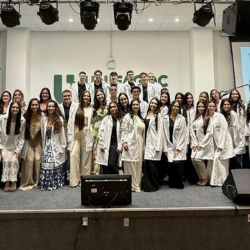 Cerimônia de entrega de jalecos reforça valores e compromisso com a excelência no curso de Odontologia do UNIFAGOC