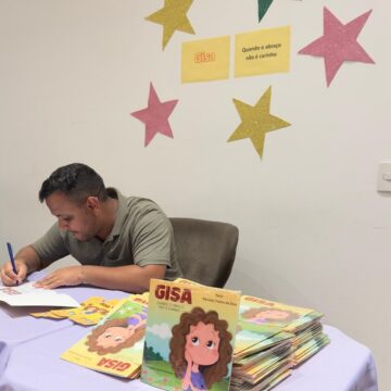 Aluno da Pedagogia UNIFAGOC lança obra sobre proteção infantil em evento para a comunidade acadêmica