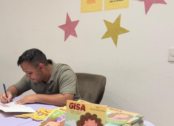 Aluno da Pedagogia UNIFAGOC lança obra sobre proteção infantil em evento para a comunidade acadêmica