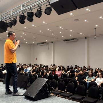 Escola de Negócios do UNIFAGOC recebe palestra de Michel Henrique Pires sobre empreendedorismo e oportunidades internacionais