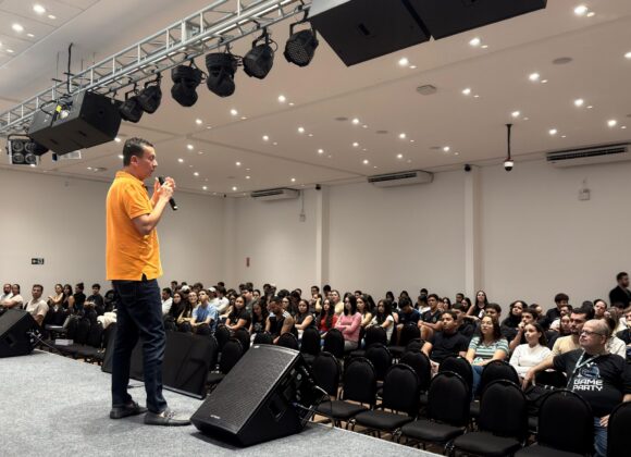 Escola de Negócios do UNIFAGOC recebe palestra de Michel Henrique Pires sobre empreendedorismo e oportunidades internacionais