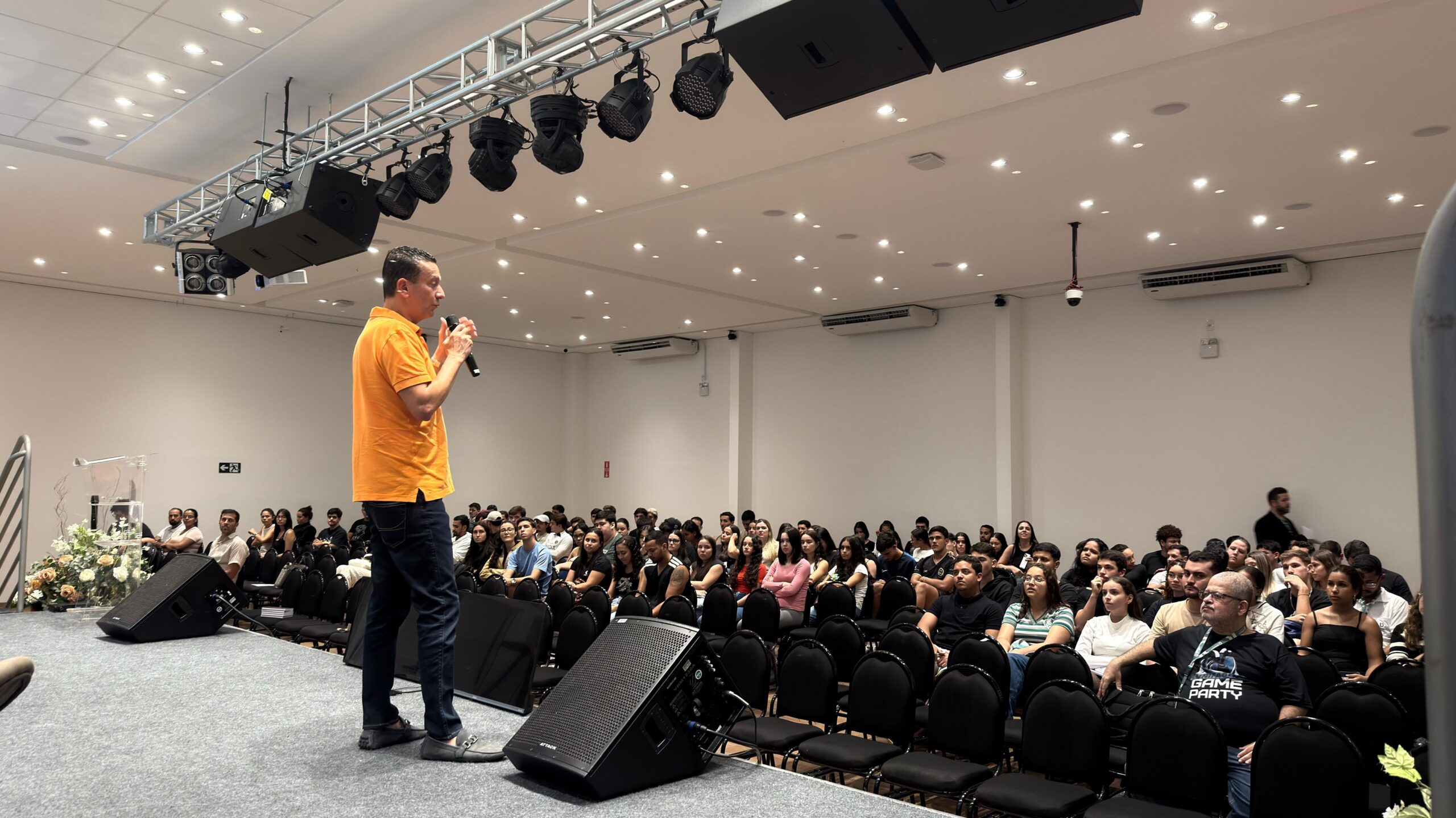 Escola de Negócios do UNIFAGOC recebe palestra de Michel Henrique Pires sobre empreendedorismo e oportunidades internacionais