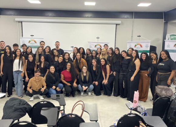 Alunos da Nutrição UNIFAGOC participam da IV ExpNUT com ações sobre classificação dos alimentos