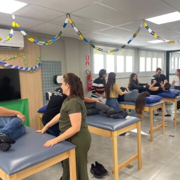 Acadêmicos de Fisioterapia participam de workshop sobre prática baseada no PNF no UNIFAGOC