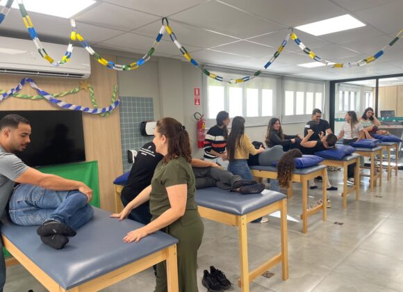 Acadêmicos de Fisioterapia participam de workshop sobre prática baseada no PNF no UNIFAGOC