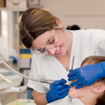 Por que os dentes de leite são tão importantes? Entenda a odontopediatria