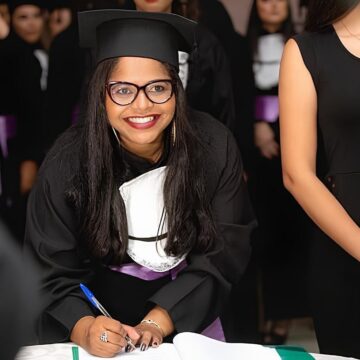 Egressa de Pedagogia do UNIFAGOC atua como diretora de escola municipal em Ubá
