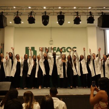 UNIFAGOC realiza entrega de jalecos para alunos do curso de Enfermagem