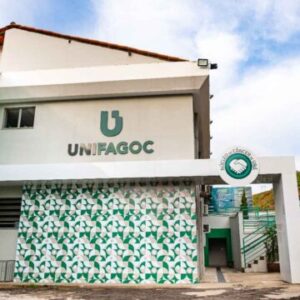 Fachada da instituição de ensino UNIFAGOC com identidade visual nas cores verde e branca.