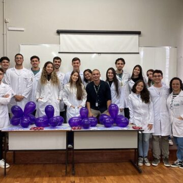 Alunos da Medicina realizam ação de conscientização sobre a Hanseníase para os colaboradores do  UNIFAGOC