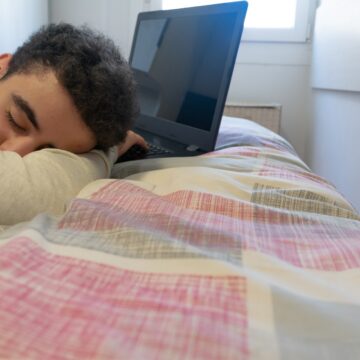 Dormir e estudar: por que o sono também é decisivo para passar no vestibular?