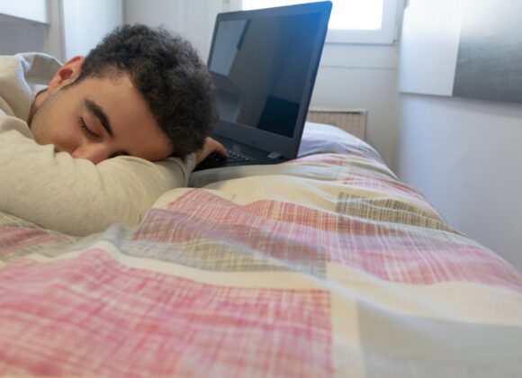 Dormir e estudar: por que o sono também é decisivo para passar no vestibular?
