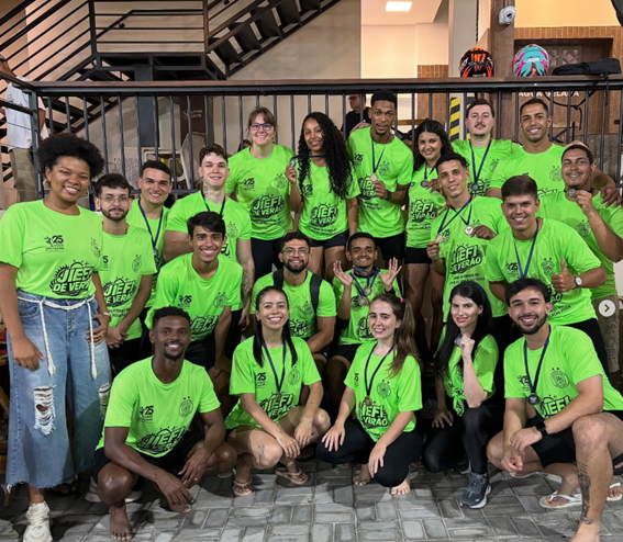 JIEFI reúne alunos, professores e egressos em noite de integração e esportes no Garage Beach