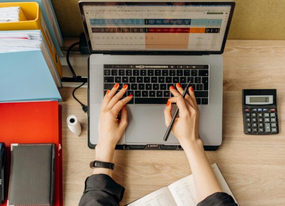 Pensando em Administração? Conheça o curso, duração, disciplinas e áreas de atuação